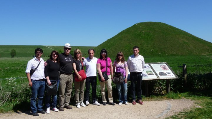 Tim con gruppo a Silbury Hill
